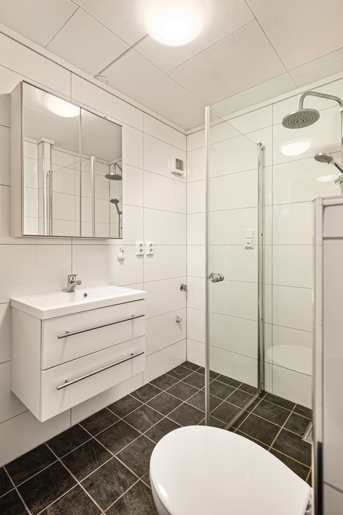 Flislagt bad med varme i gulv Galleribilde