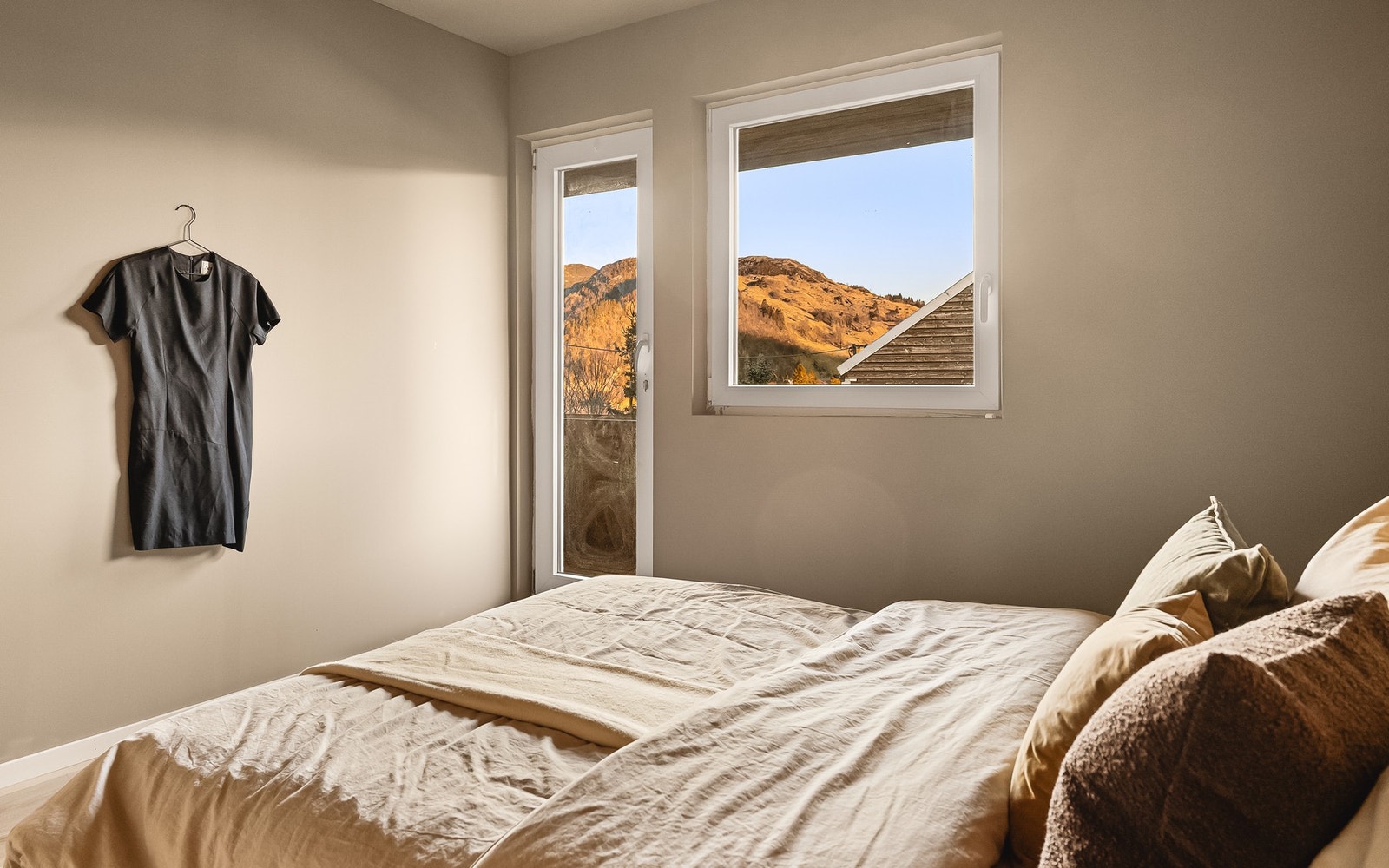 Rommet har god plass til seng, nattbord, garderobe og annet passende møblement Galleribilde