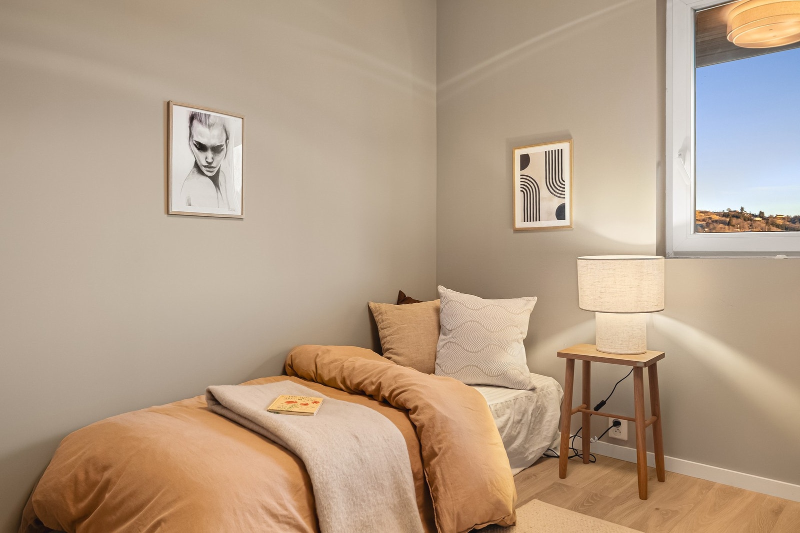 God plass til seng, nattbord og annet passende møblement Galleribilde