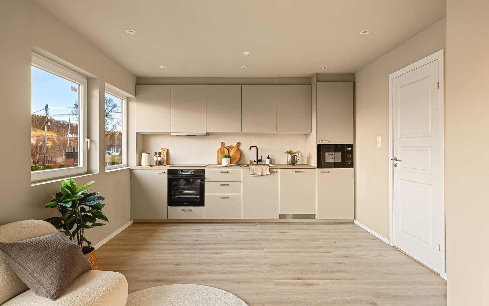 Pent kjøkken med slette fronter og laminert benkeplate Galleribilde