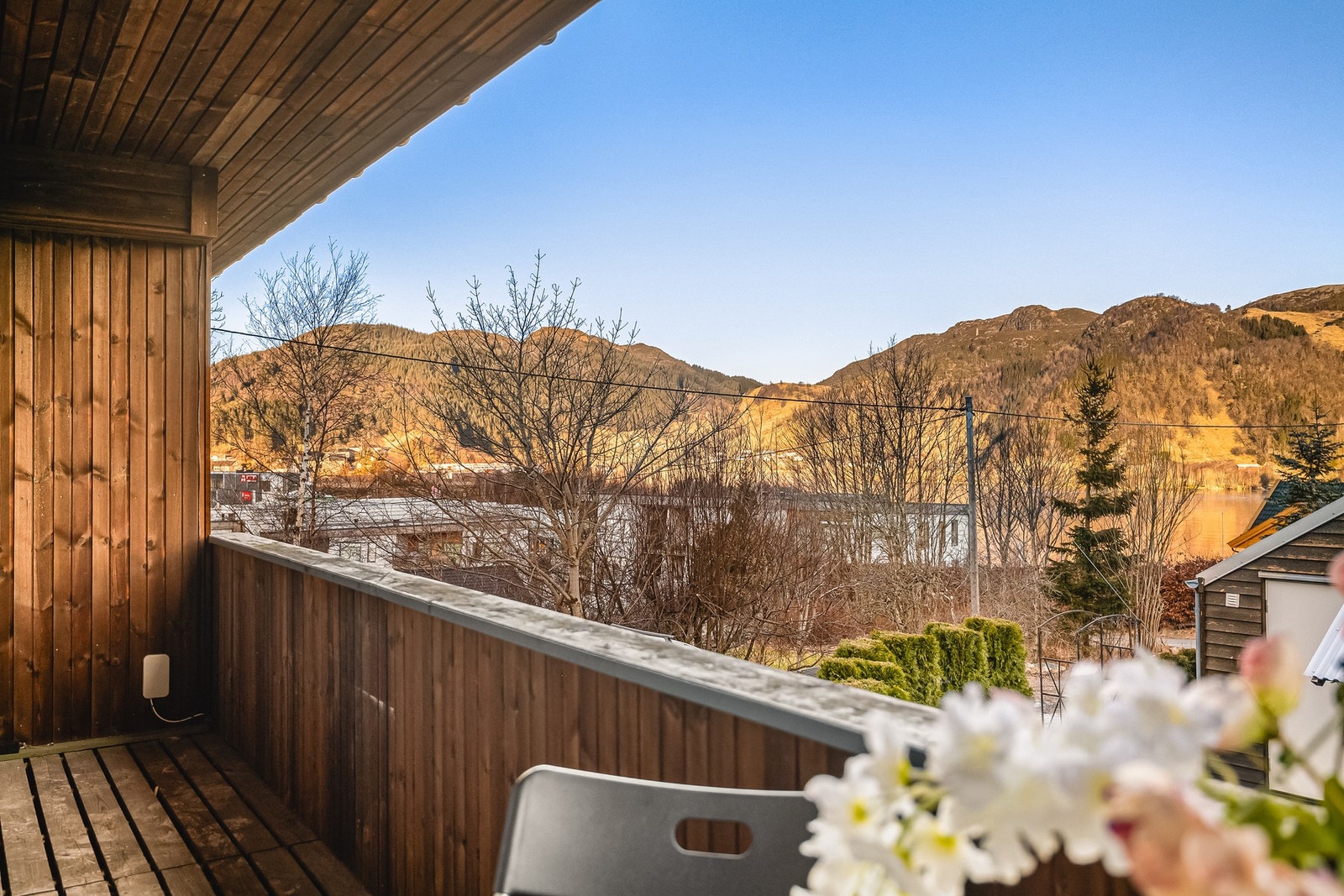 Fra soverom er det utgang til boligens balkong - en flott forlengelse av rommet på de fineste dagene! Galleribilde