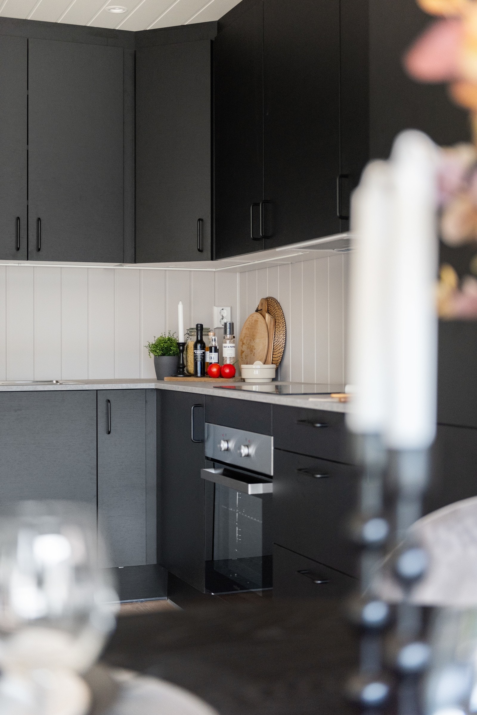 Kjøkkenet er i åpen løsning til stuen, noe som skaper en sosial og hyggelig atmosfære. Galleribilde