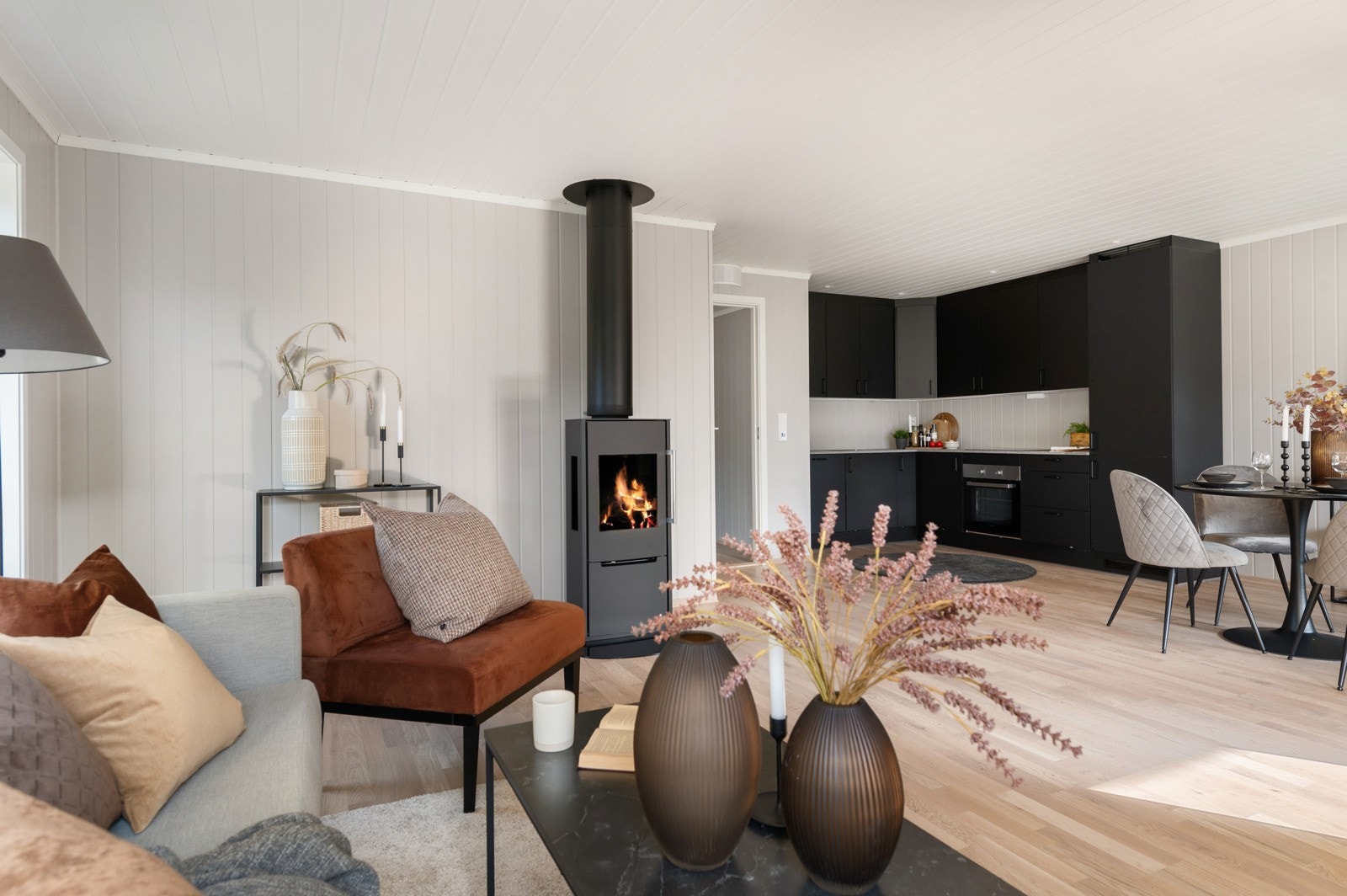 Vekommen til en stor og tilgjengelig leilighet i 1. etasje med enkel adkomst og carport. Galleribilde