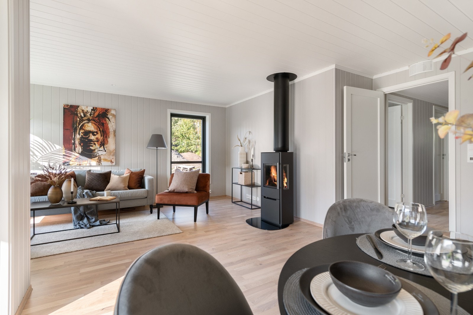 I stuen finnes en peisovn som både varmer, men også sørger for en lun stemning. Galleribilde