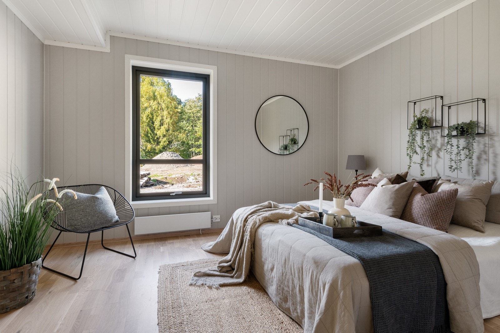 Leiligheten har totalt tre soverom av god størrelse med plass til seng, garderobe og tilhørende møblement. Galleribilde