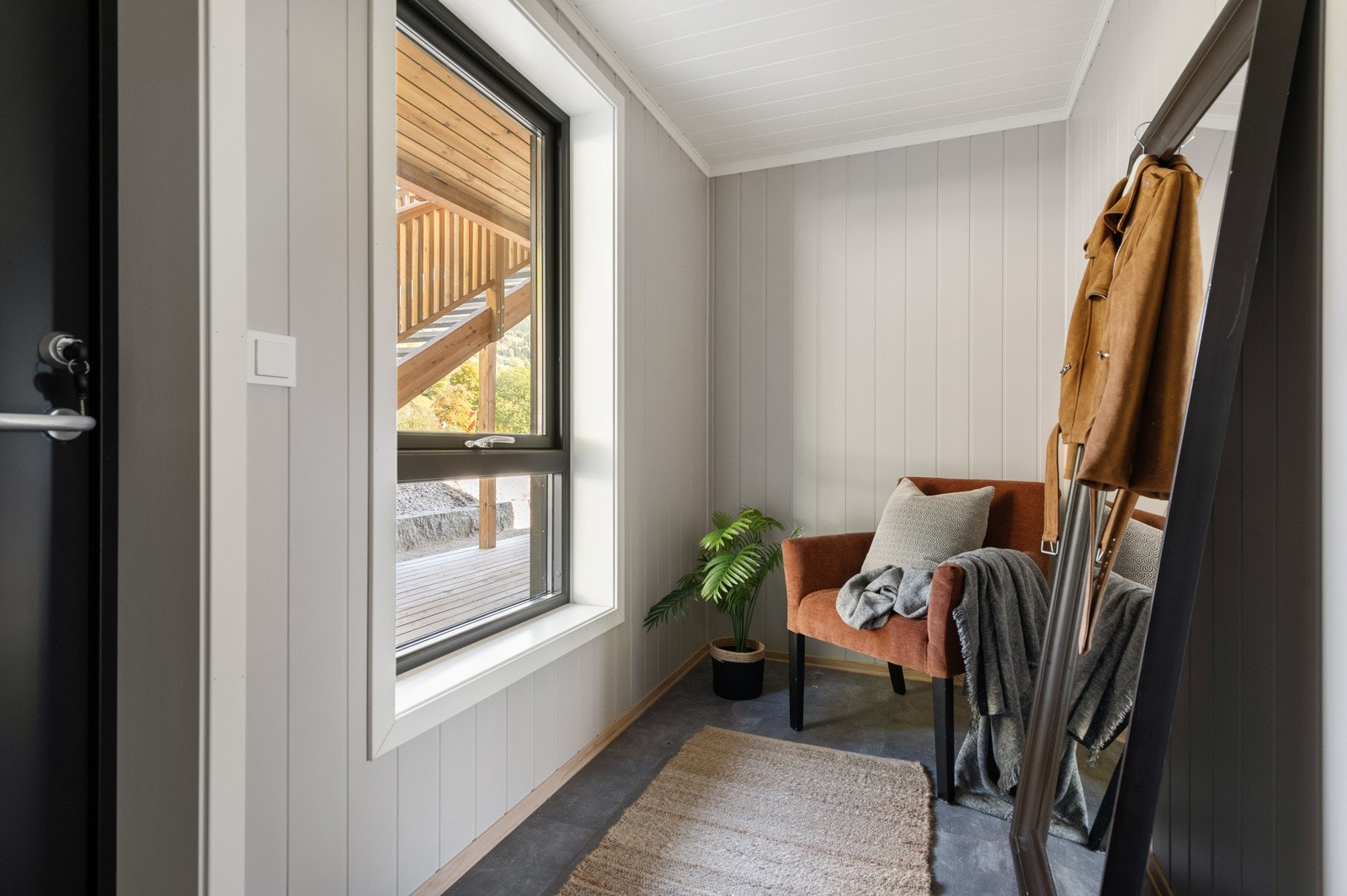 Hyggelig entre med gode muligheter for oppbevaring av yttertøy samt sko. Galleribilde