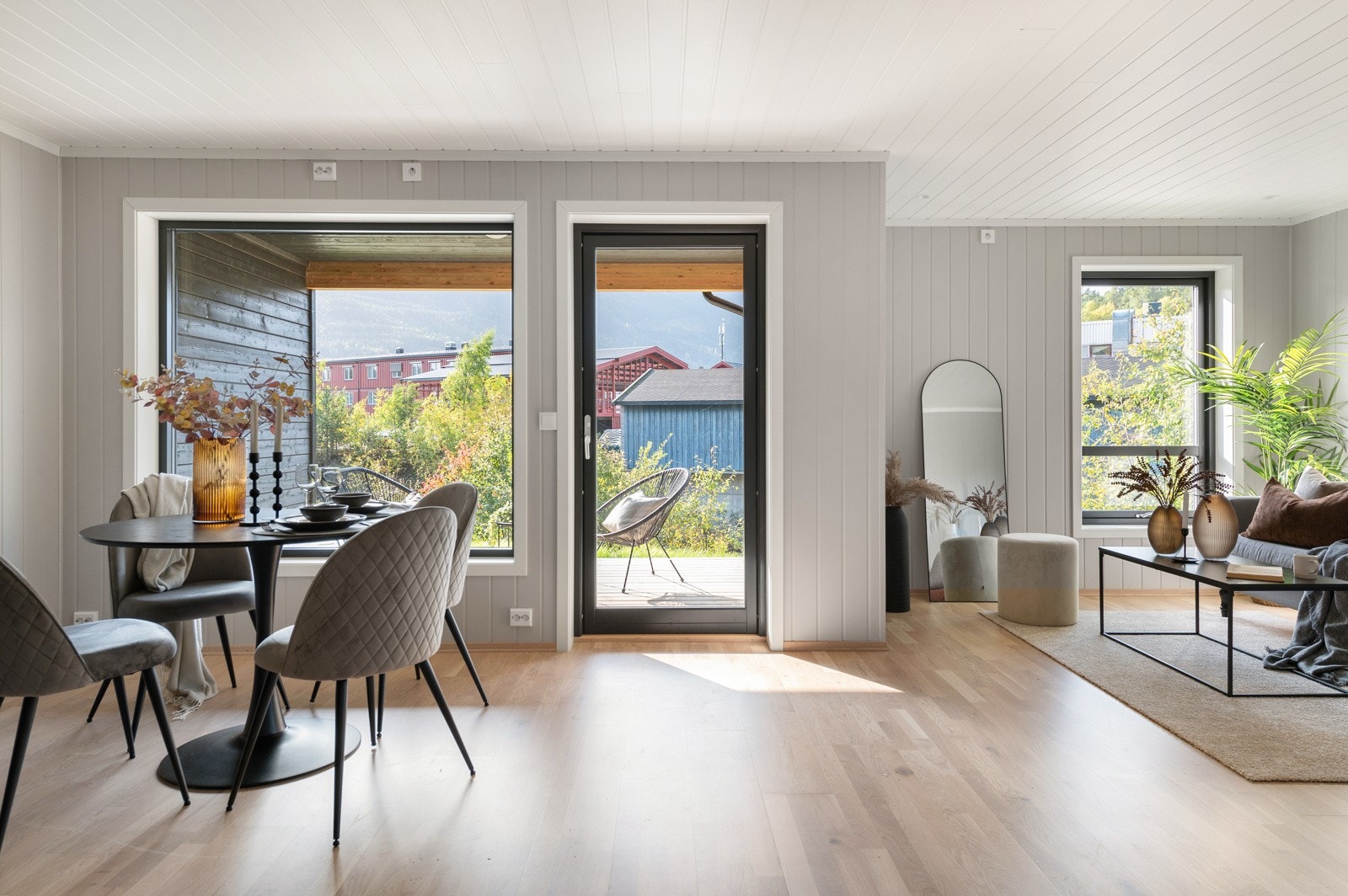 Svært enkel adkomst i 1.etasje med hyggelig grøntutstyn mot sentrum og Våla. Galleribilde