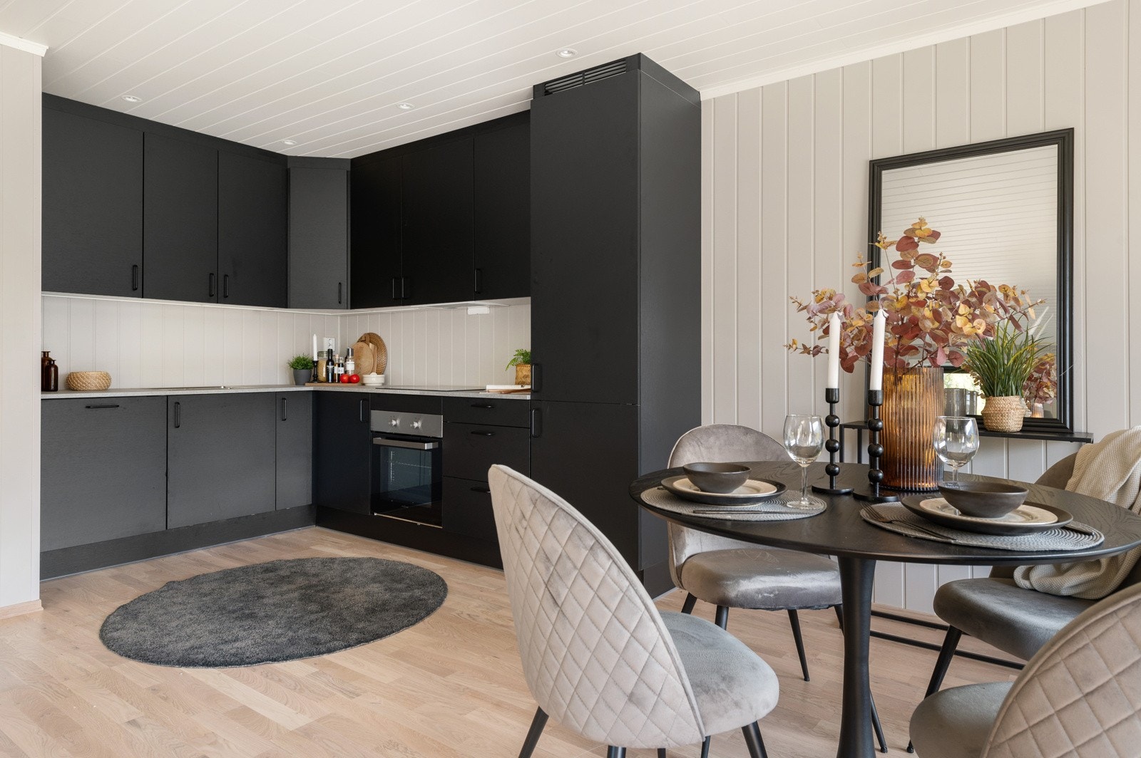 Stort kjøkken med gode arbeidsflater og oppbevaring. Galleribilde