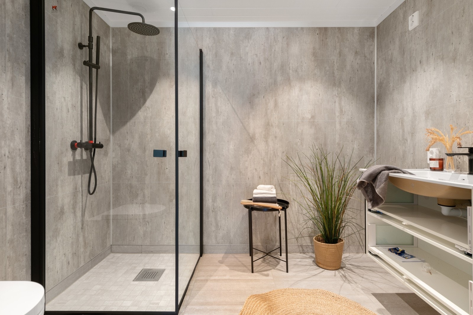 Stort bad med fine detaljer og gjennomførte materialvalg. Galleribilde