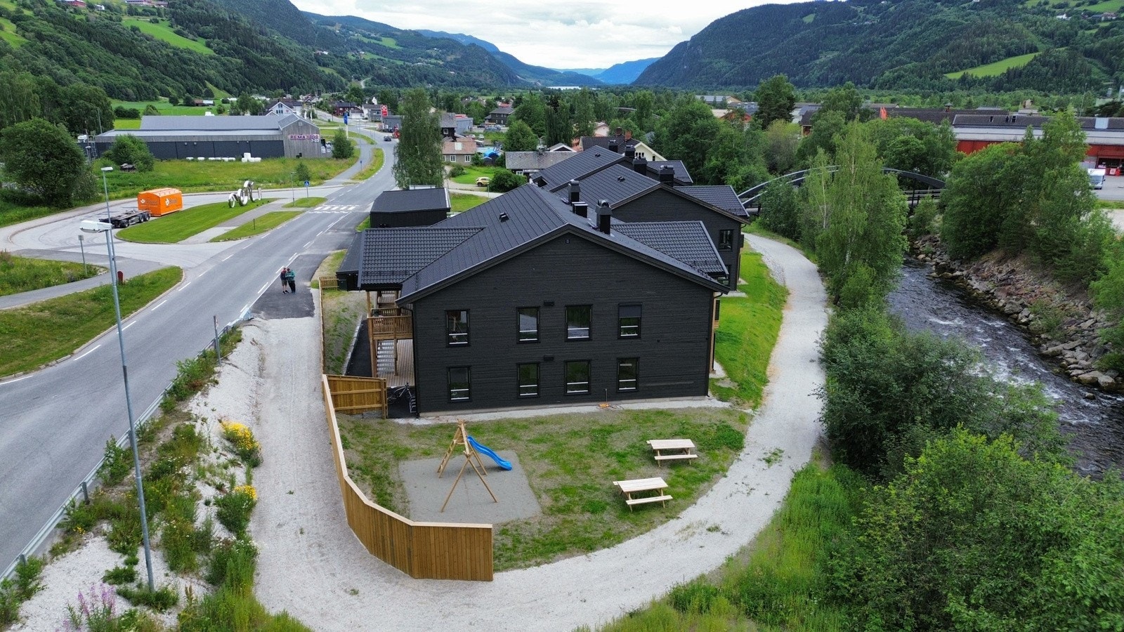 Fra leiliheten har du direkte tilgang på fellesareal som gir følelsen av hage. Galleribilde