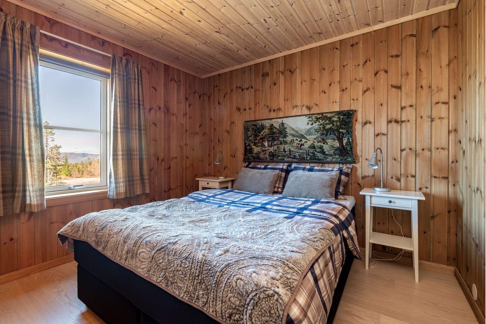 Hytta har 5 soverom, hvor det på hovedsoverommet i 1.etg er god plass til dobbeltseng og nattbord. Galleribilde