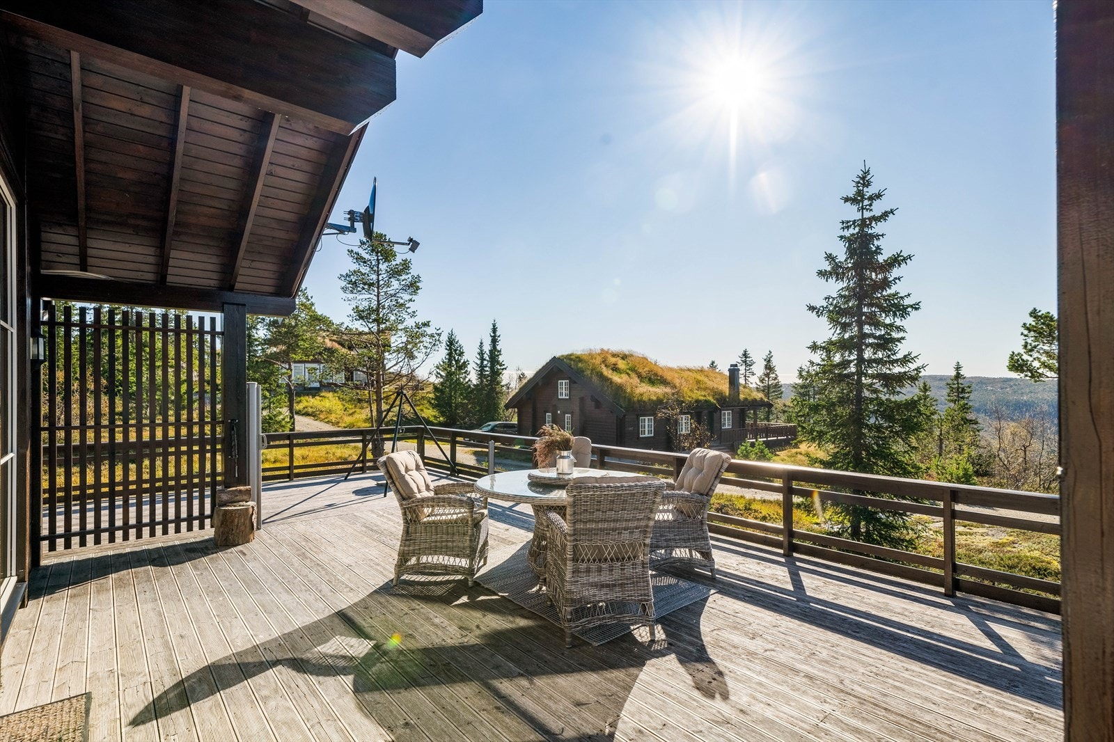 Praktisk takoverbygg på deler av terrassen. Her er det også en praktisk uttrekkbar levegg. Galleribilde