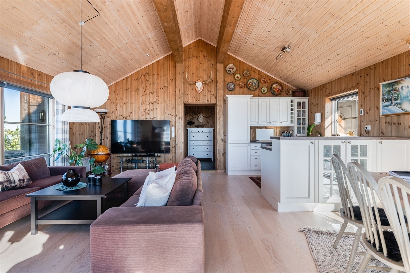 Det er god plass til sofagruppe og spisestue, med en halvøy som et naturlig skille inn mot kjøkkenet. Galleribilde