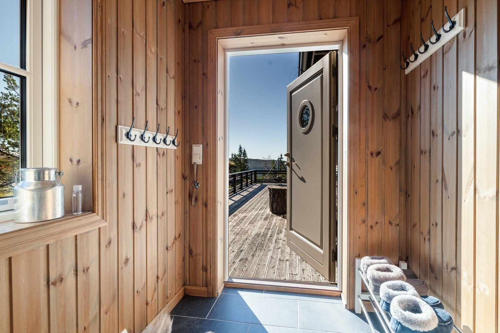 Med adkomst fra det hyggelige terrasseområdet kommer man inn i vindfanget hvor det er godt med oppbevaringsplass til sko- og ytterklær. Vindfanget har ny, pen ytterdør som er montert i 2024. Galleribilde