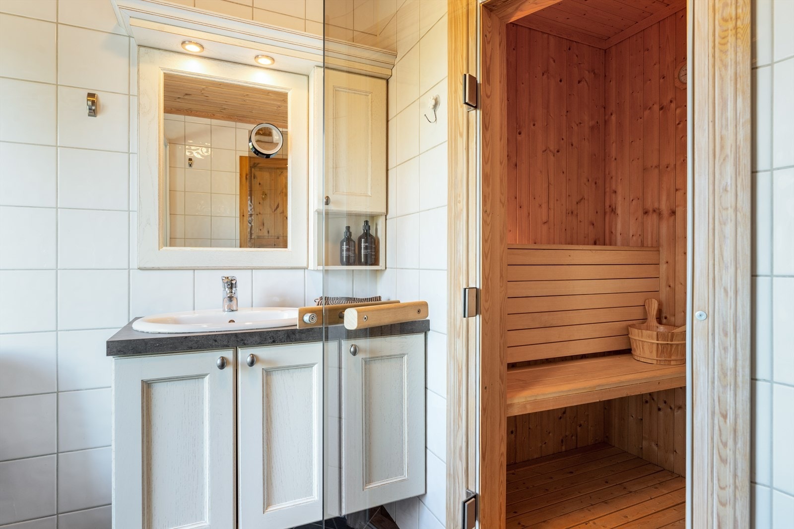 Tilliggende badet er det etablert en deilig badstue hvor tilværelsen kan nytes etter fine turer i skog og mark. Galleribilde