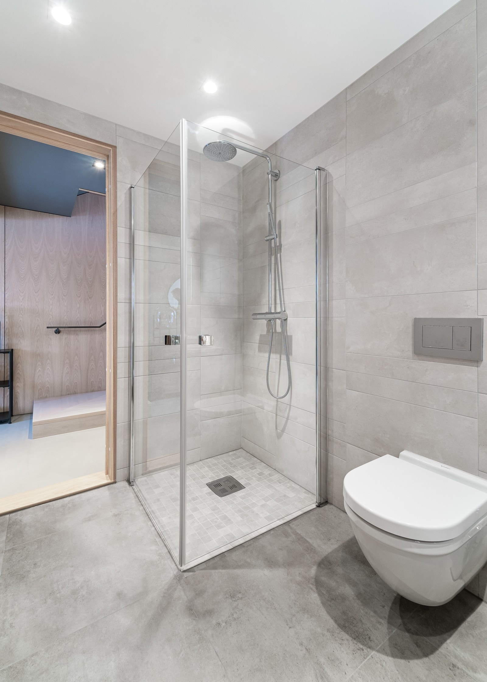 Lekkert og stilrent gjestebad. Opplegg for vaskemaskin og tørketrommel. Galleribilde