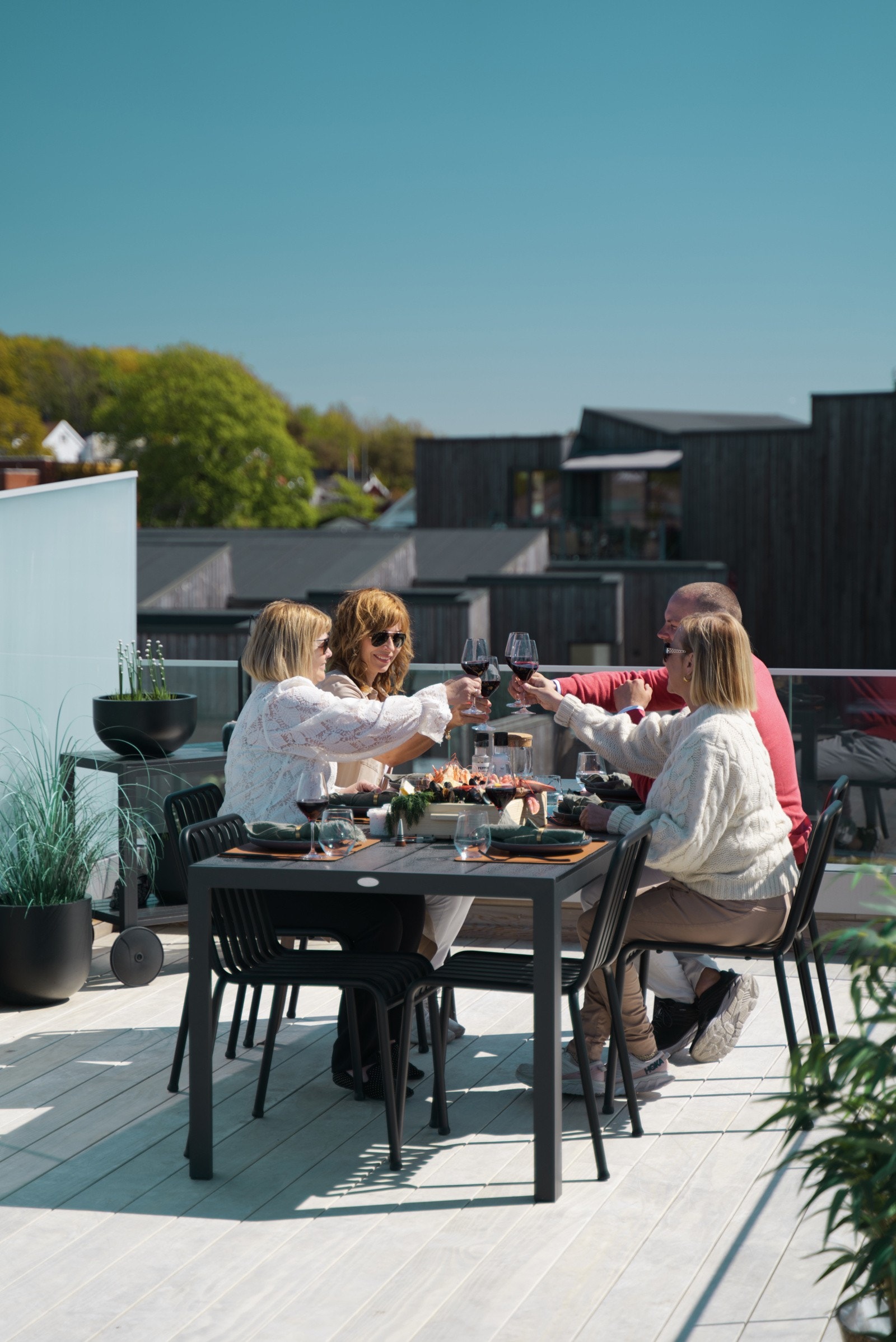 På den 40kvm store takterrassen kan du invitere til sommerfest, eller nyte late sommerdager. Galleribilde