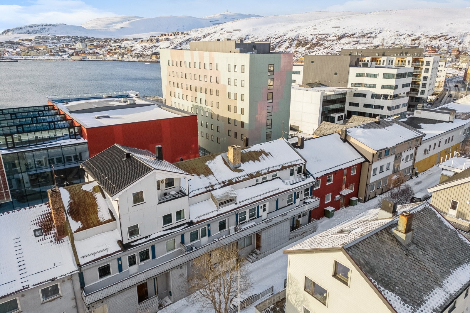 Dagligvarehandelen kan gjøres ved bl.a. Coop Prix og Coop Extra Bryggen, og nærmeste bussholdeplass er like ved eiendommen. Sentrumsbutikker, kjøpesenter og øvrige tilbud ligger kun få minutter unna til fots. Galleribilde