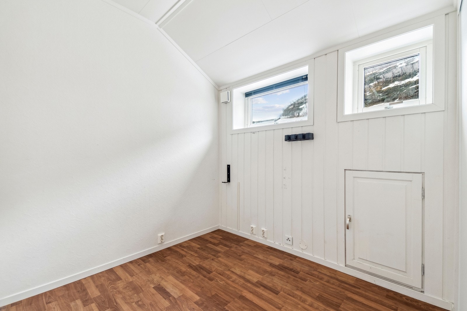 Det andre soverommet er noe mindre i størrelse, men får likevel plass til en dobbeltseng og øvrig innredning. Også dette soverommet har skyvedørsgarderobe, og rommene kan fint benyttes til andre oppholdsformål ved behov. Galleribilde