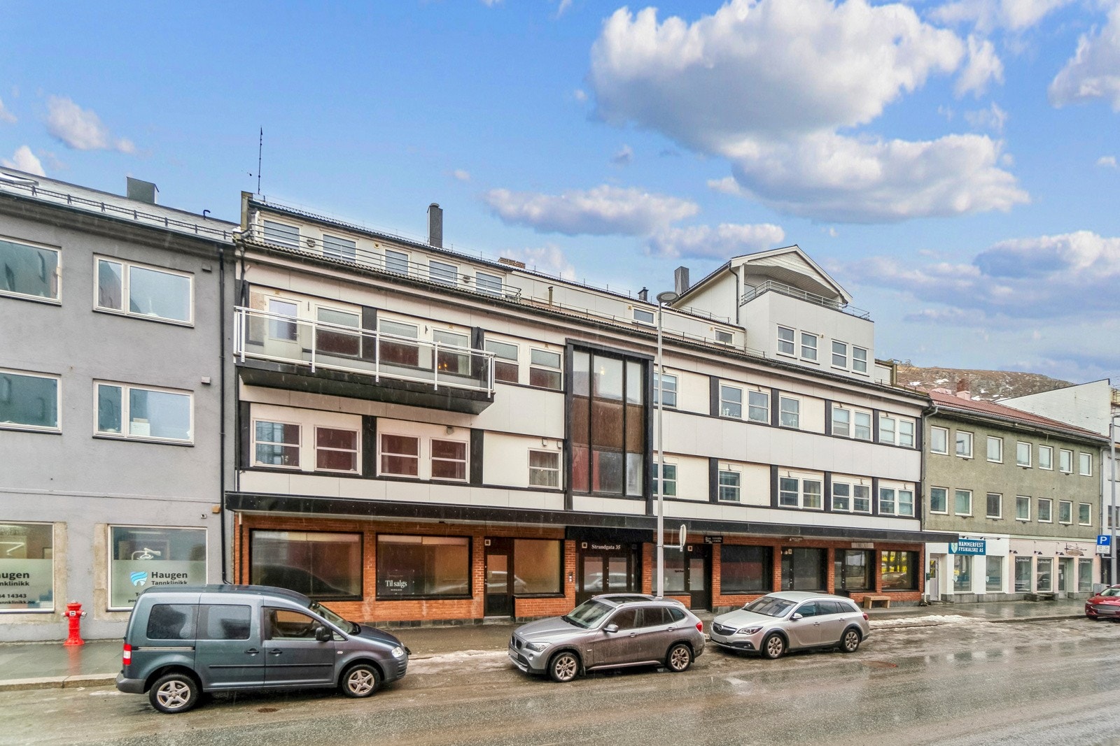 Boligen ligger svært sentralt og populært til i Hammerfest sentrum, like utenfor bykjernen. Nærområdet har et variert utvalg av blokk- og boligbebyggelse, kulturhus, kino, butikker, m.m. Galleribilde