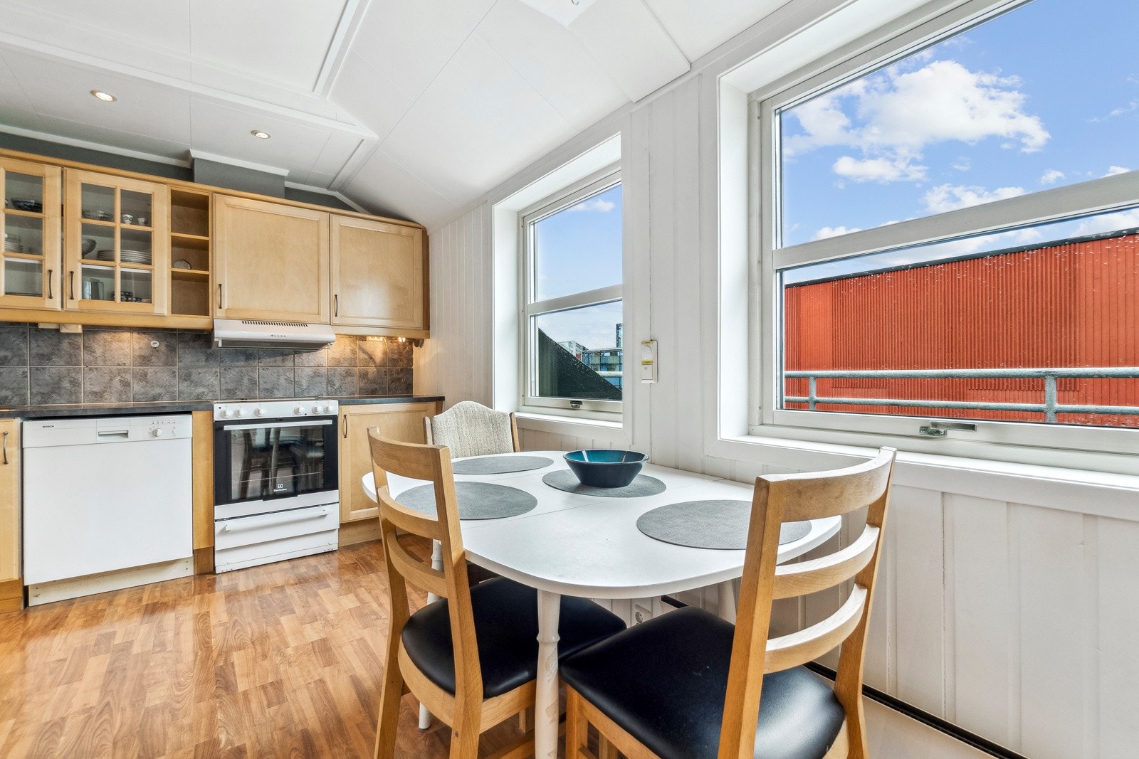 Ved kjøkkenet får du plass til spisebord takket være en delvis åpen planløsning mot stuen. Galleribilde