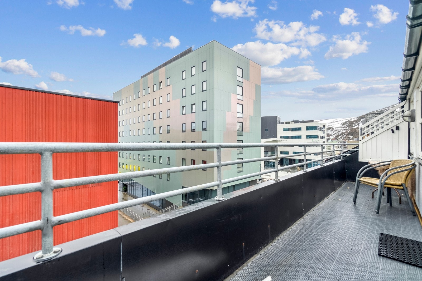 Leiligheten er på øverste plan og har en romslig stuedel med adkomst til én av balkongene. Galleribilde