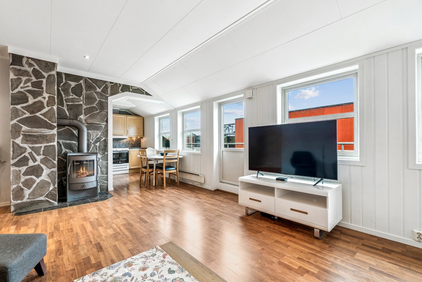 Du kan enkelt innrede med både stor sofa og spisebord takket være det romslige arealet. Galleribilde