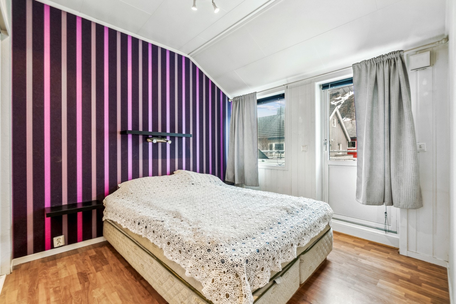 Hovedsoverommet er romslig nok til å huse en stor seng og nattbord, samtidig som det fortsatt er god plass til en kommode eller et garderobeskap for klær og andre personlige eiendeler. Galleribilde