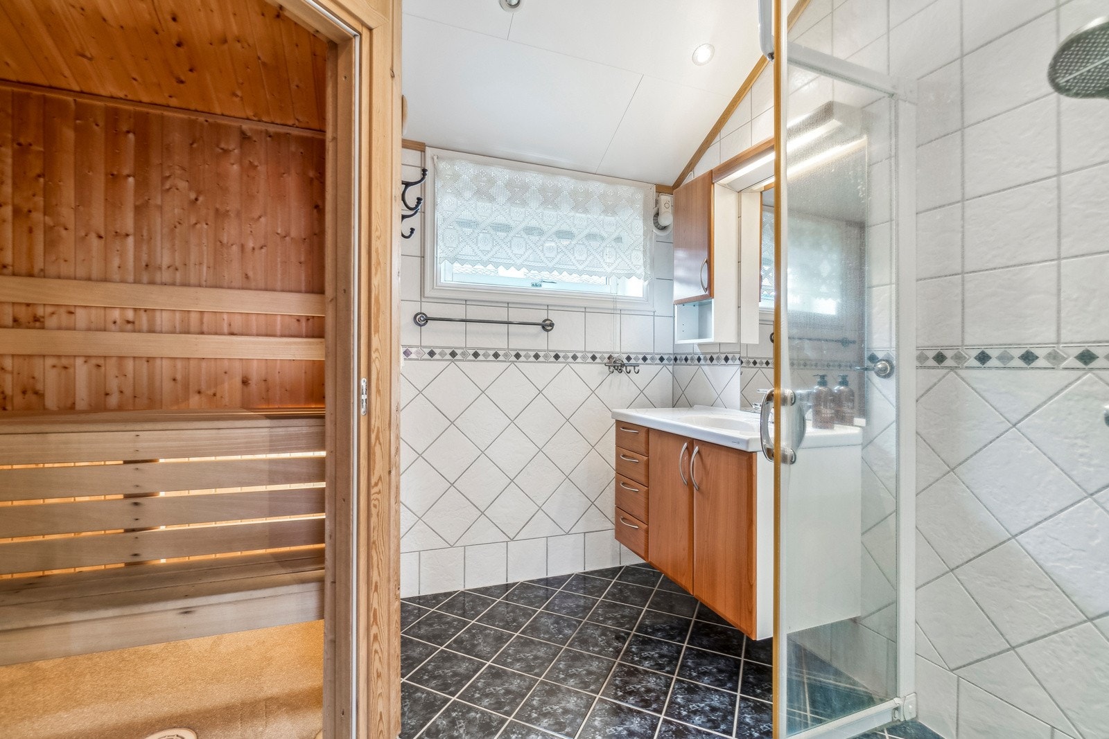 Med elektriske varmekabler i gulvet kan du nyte varme under føttene på kjølige morgener. Galleribilde