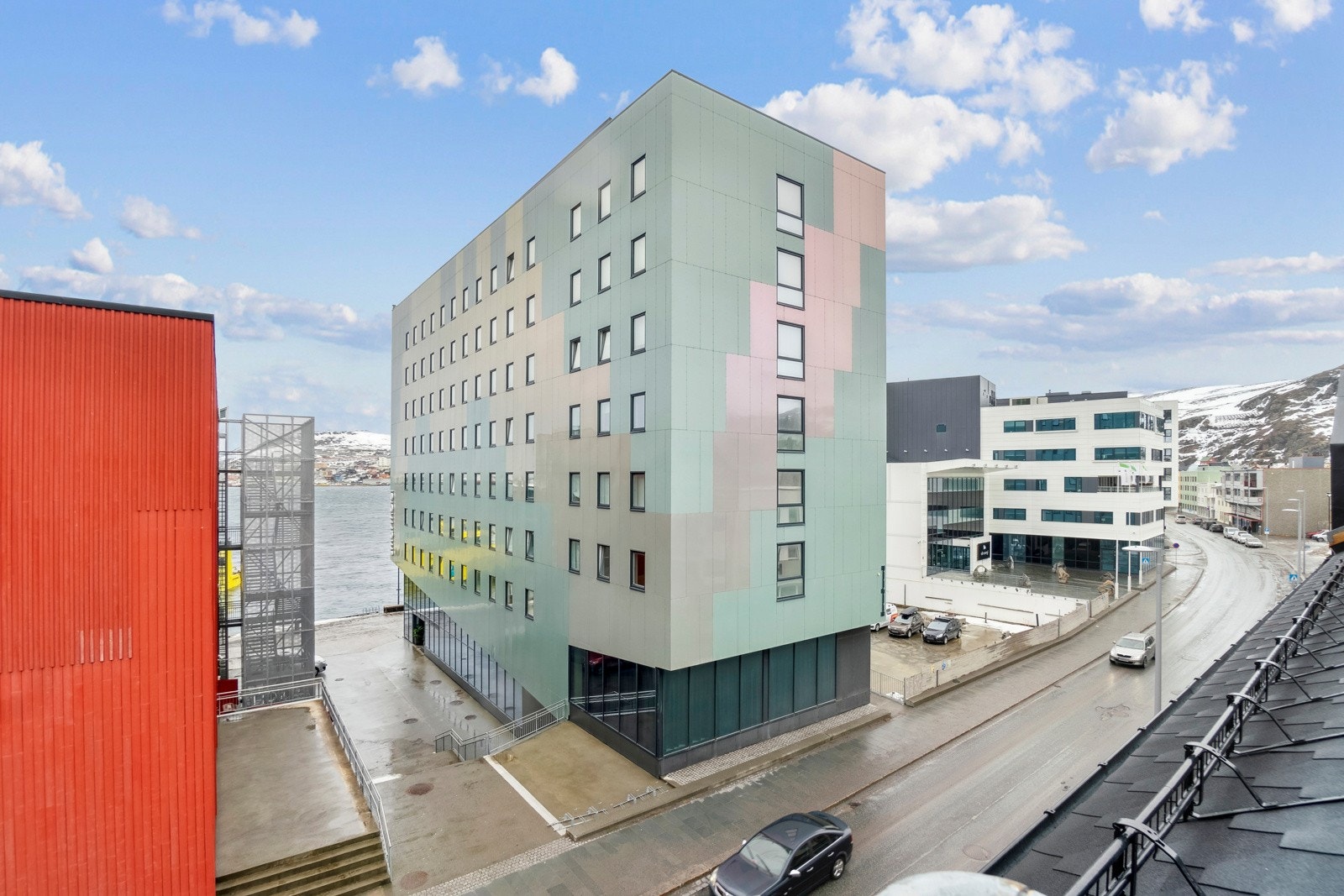 Balkongene byr på ekstra plass ute hvor du kan innrede med møbler og planter etter eget ønske. Galleribilde