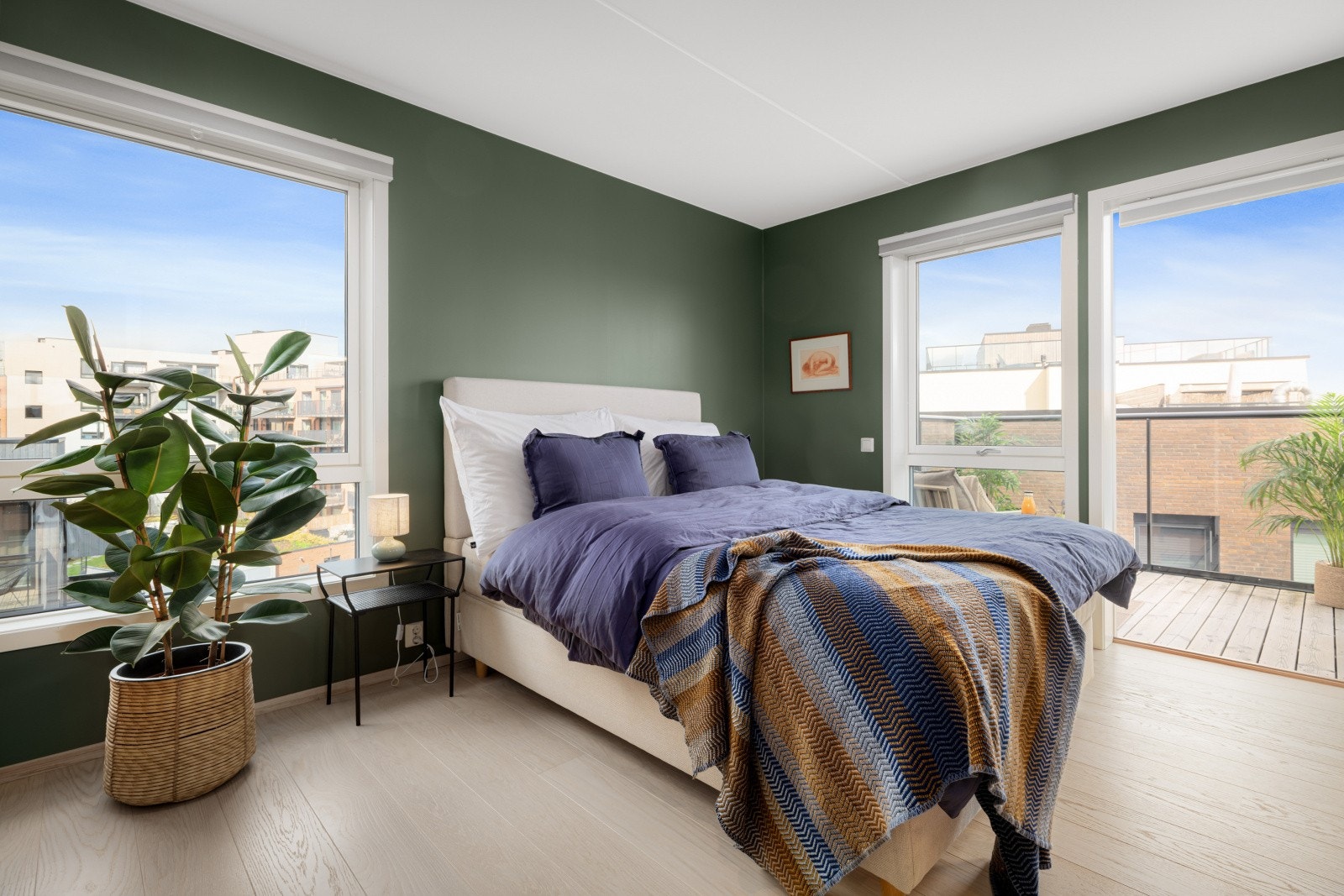 Delikat unsuite hovedsoverom med direkte tilknytning til egen balkong og baderom. Galleribilde