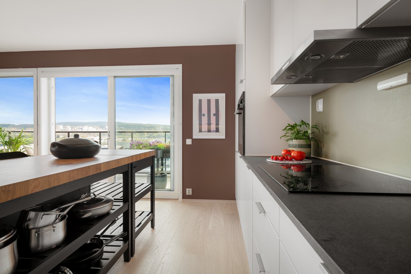 Åpne balkongdørene på sommeren og nyt utsikten mens du lager middagen. Galleribilde