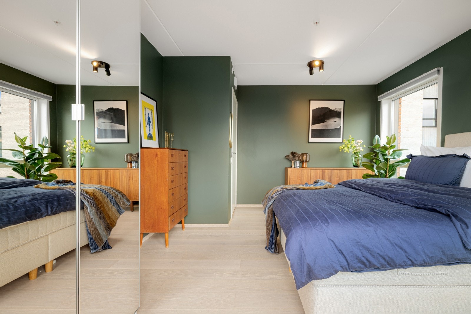 Soverommet har malt i en behagelig og dempet grønntone. Galleribilde