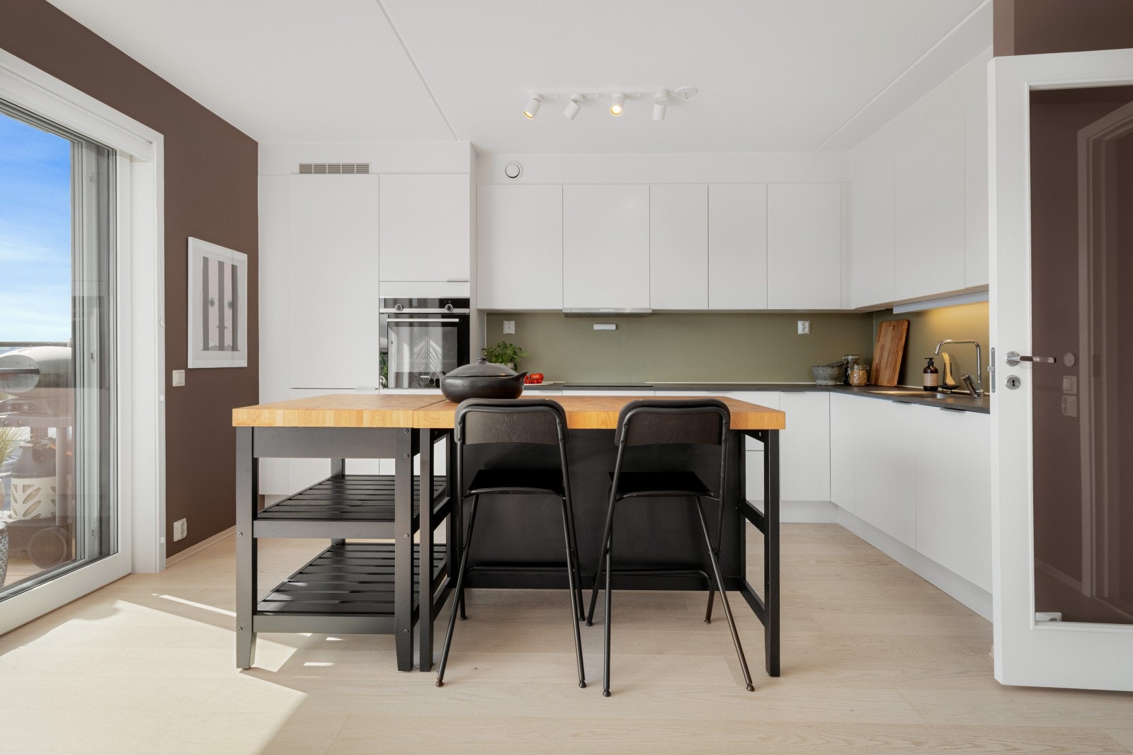 Delikat og stilren kjøkkeninnredning fra Sigdal med integrerte hvitevarer og frittstående kjøleskap. Galleribilde