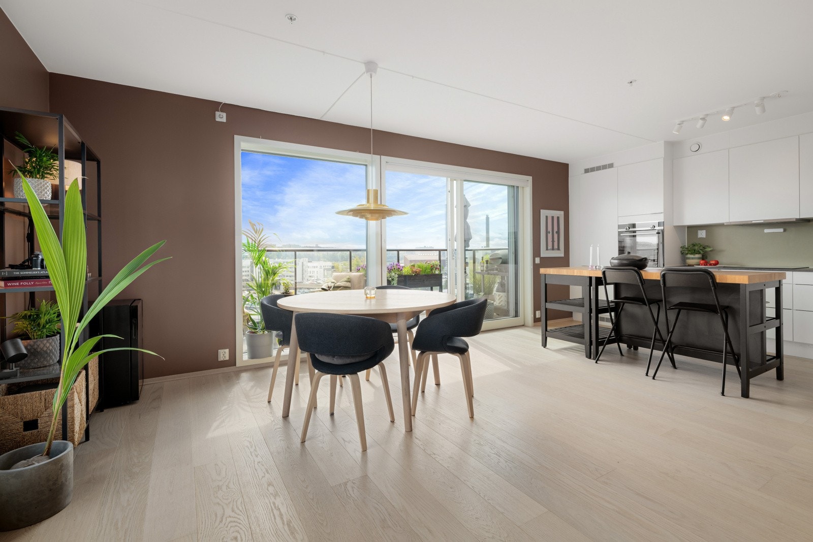 Boligen ble ferdigstilt i 2021 og holder en høy standard på tekniske installasjoner og materialvalg, som gir boligen et tidsriktig preg. Galleribilde