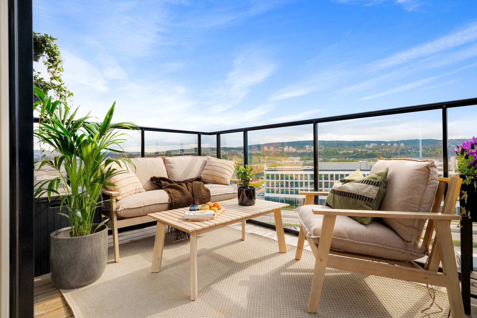 Her kan du nyte solen fra morningen til ca. 17:30 på sommeren. Galleribilde