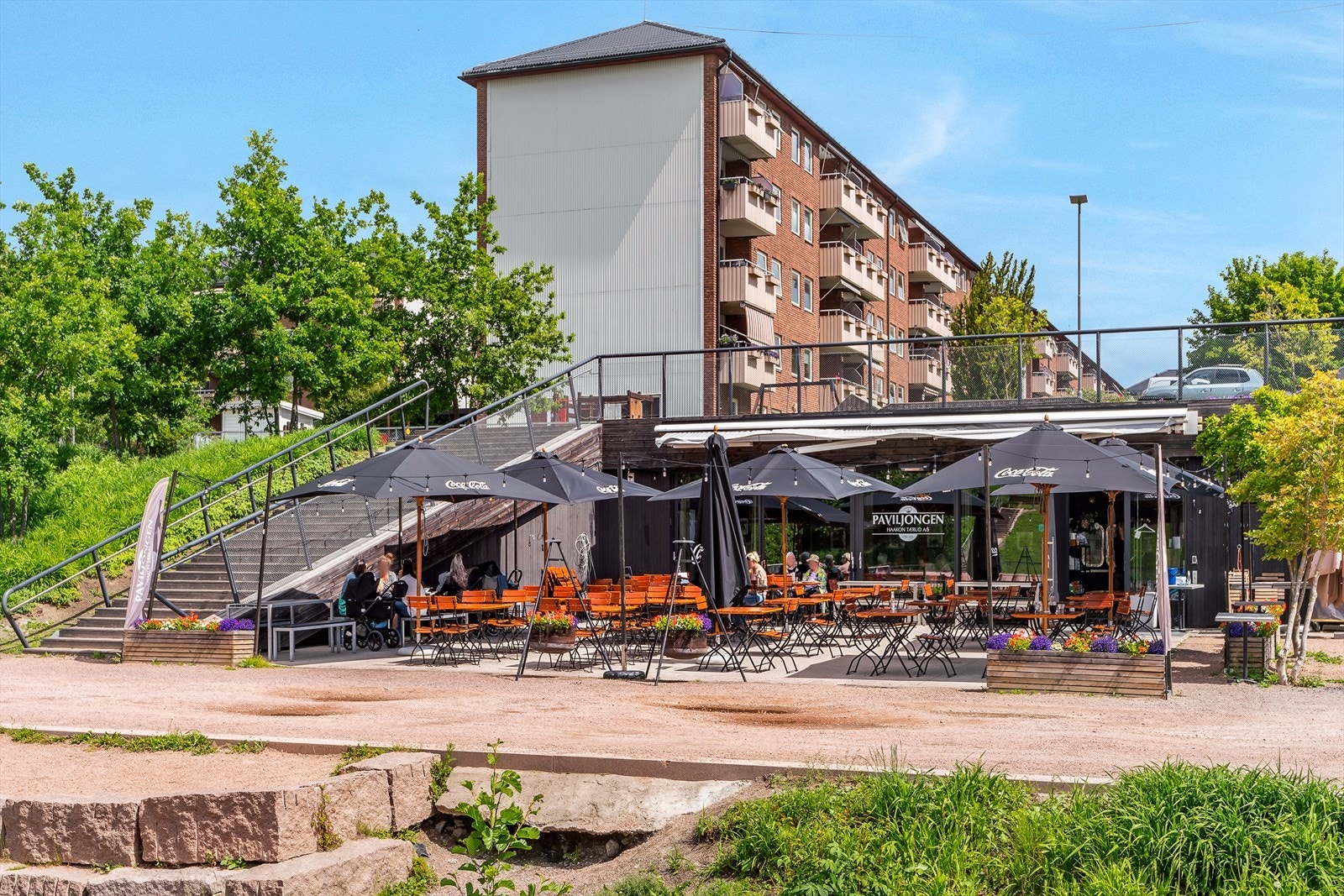 Bjerkedalen park ligger en kort spasertur fra boligen, med fine promenader, paviljong restaurant, sandstrand og dam med bademuligheter. Galleribilde