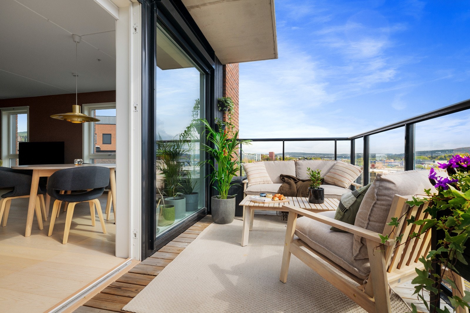 Balkongen med utgang fra stuen er på ca. 10,6 kvm med god plass til sittegrupper. Galleribilde