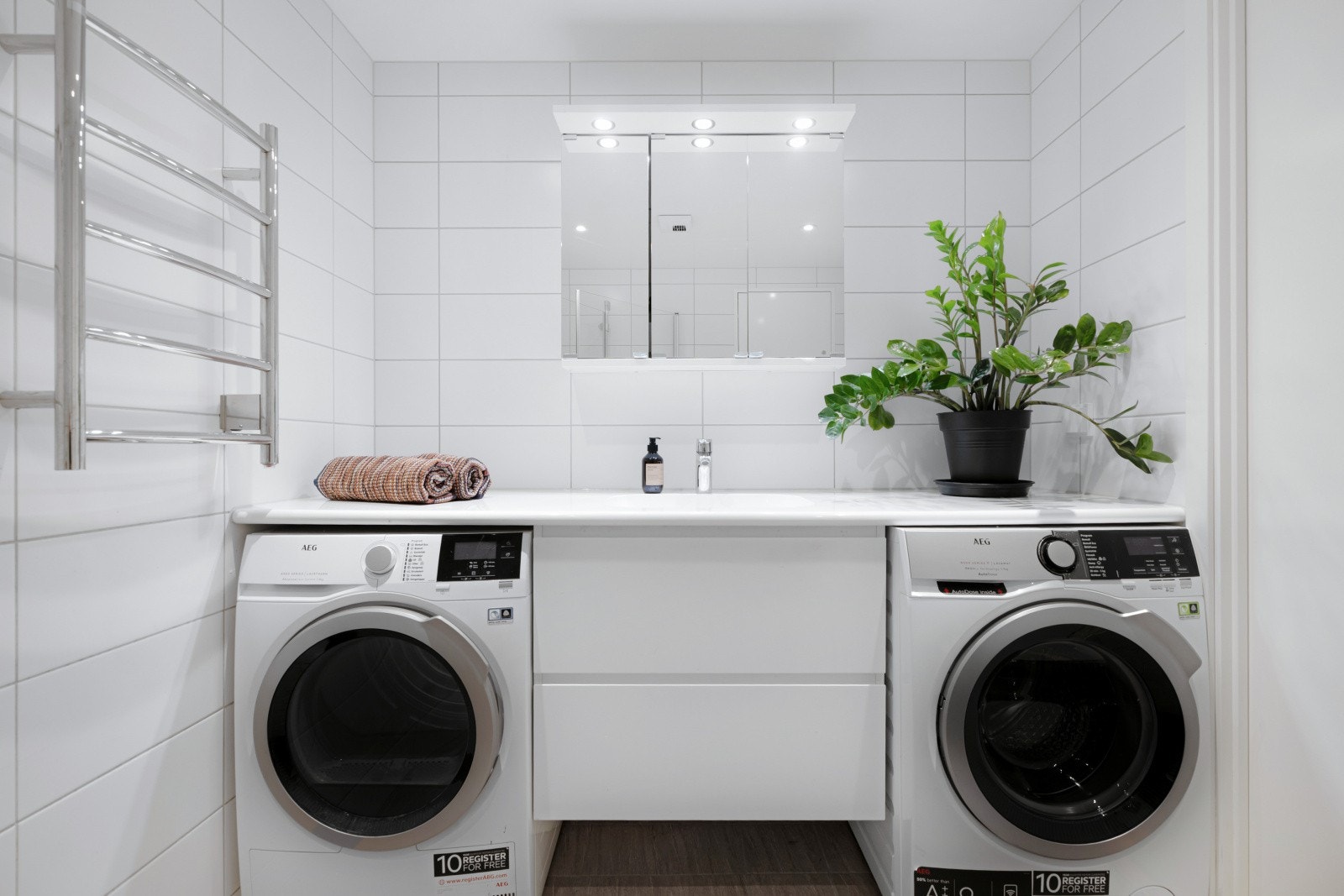 Det er opplegg for vaskemaskin og tørketrommel på baderommet. Galleribilde