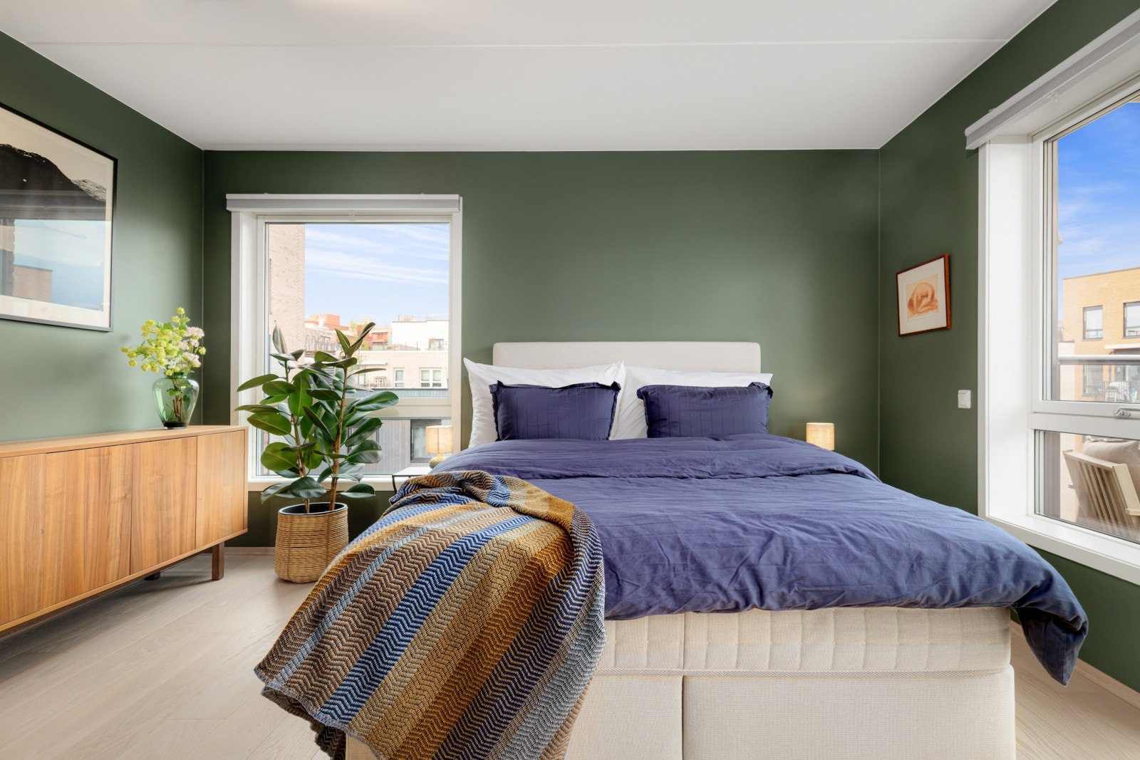 Det er god plass til stor seng med tilhørende nattbord. Galleribilde