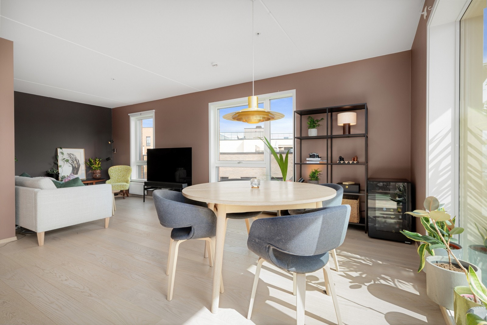 Boligen er en hjørneleilighet med gode lysforhold! Galleribilde