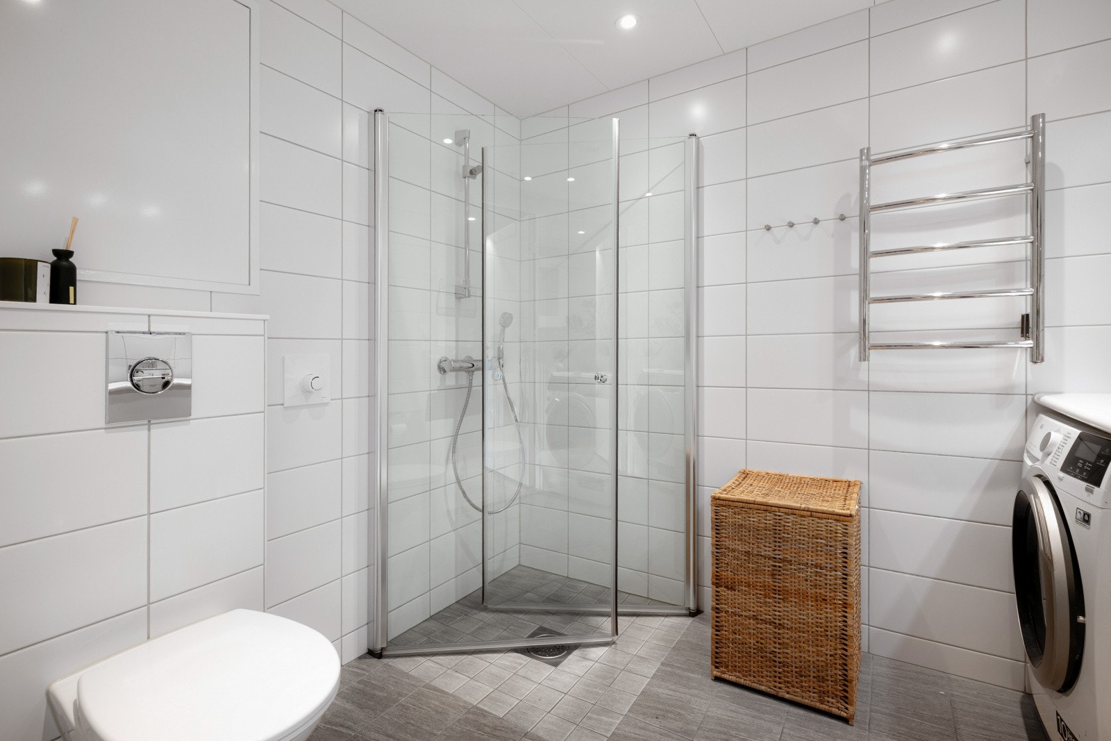 Nedsenket dusjhjørne med rette svingdører i glass, sluk og termostatstyrt blandebatteri. Galleribilde