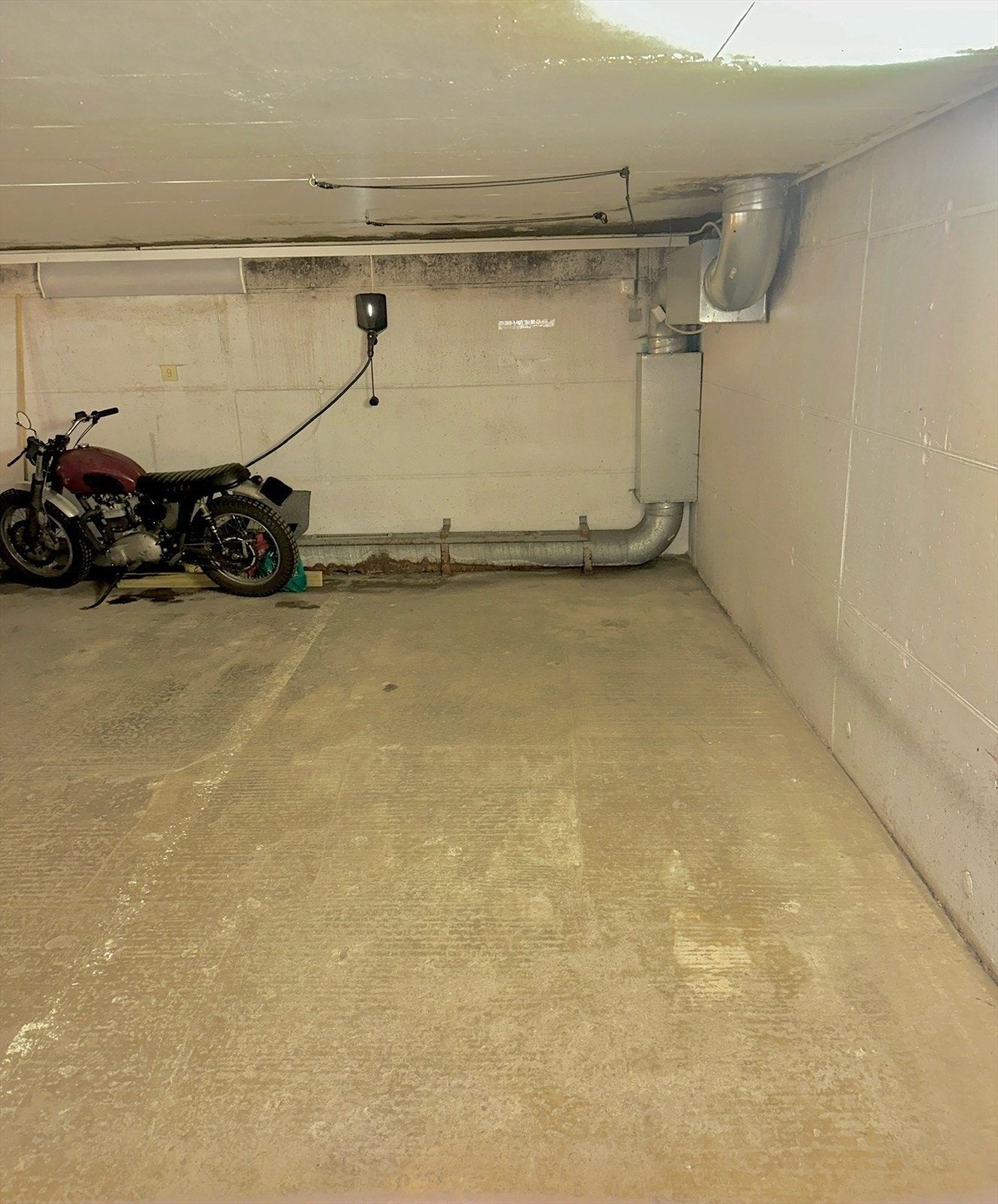 Parkeringsplass med opplegg for el medfølger boligen ved salg. Lader medfølger ikke. Galleribilde