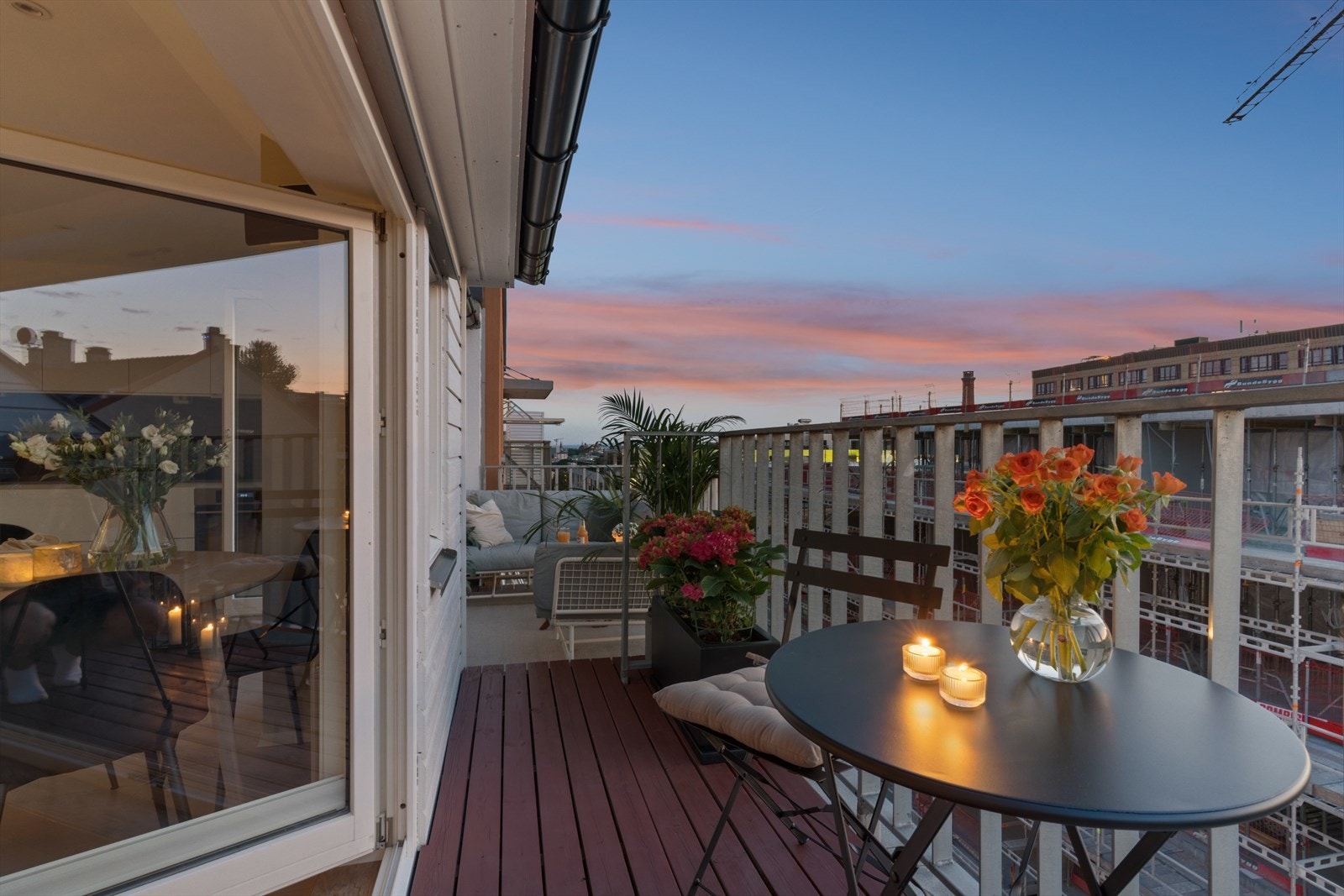 Her har du god plass til å møblere med utemøblement, beplantning og grill. Galleribilde