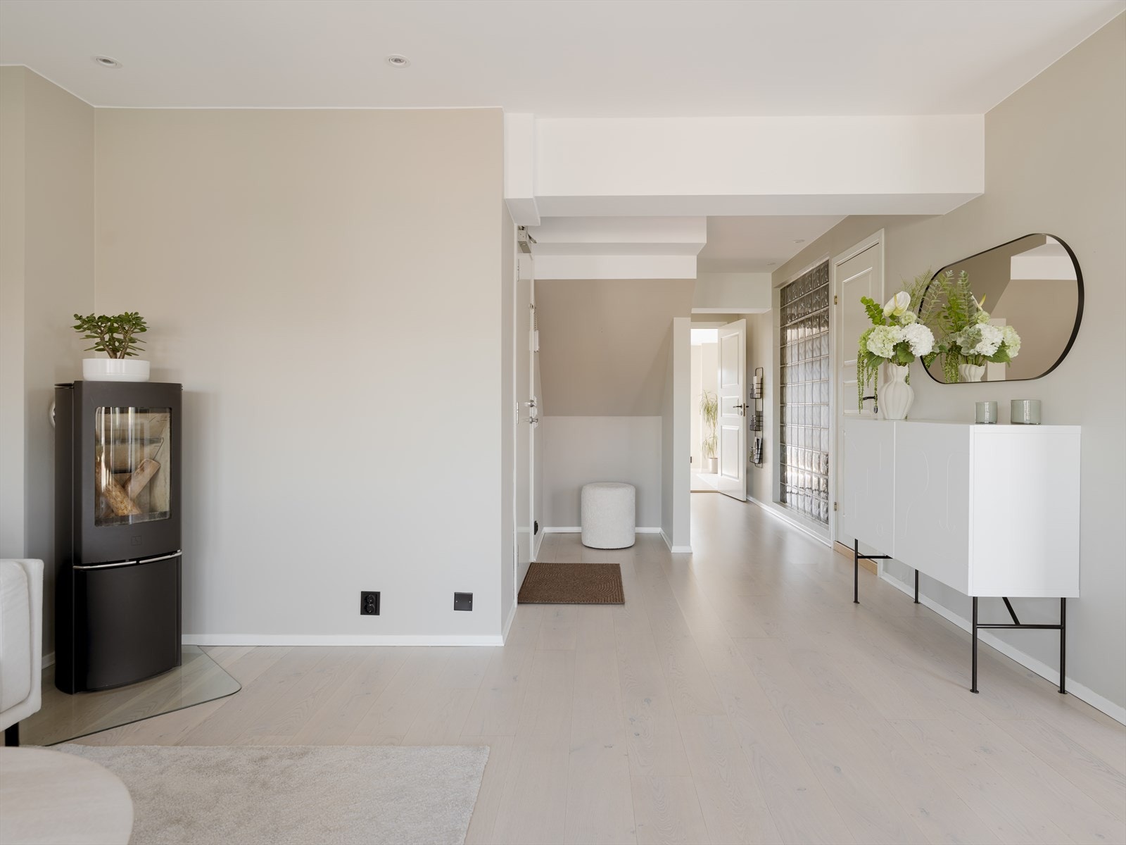 En lys og innbydende entré ønsker deg velkommen inn i denne nydelige leiligheten! Galleribilde