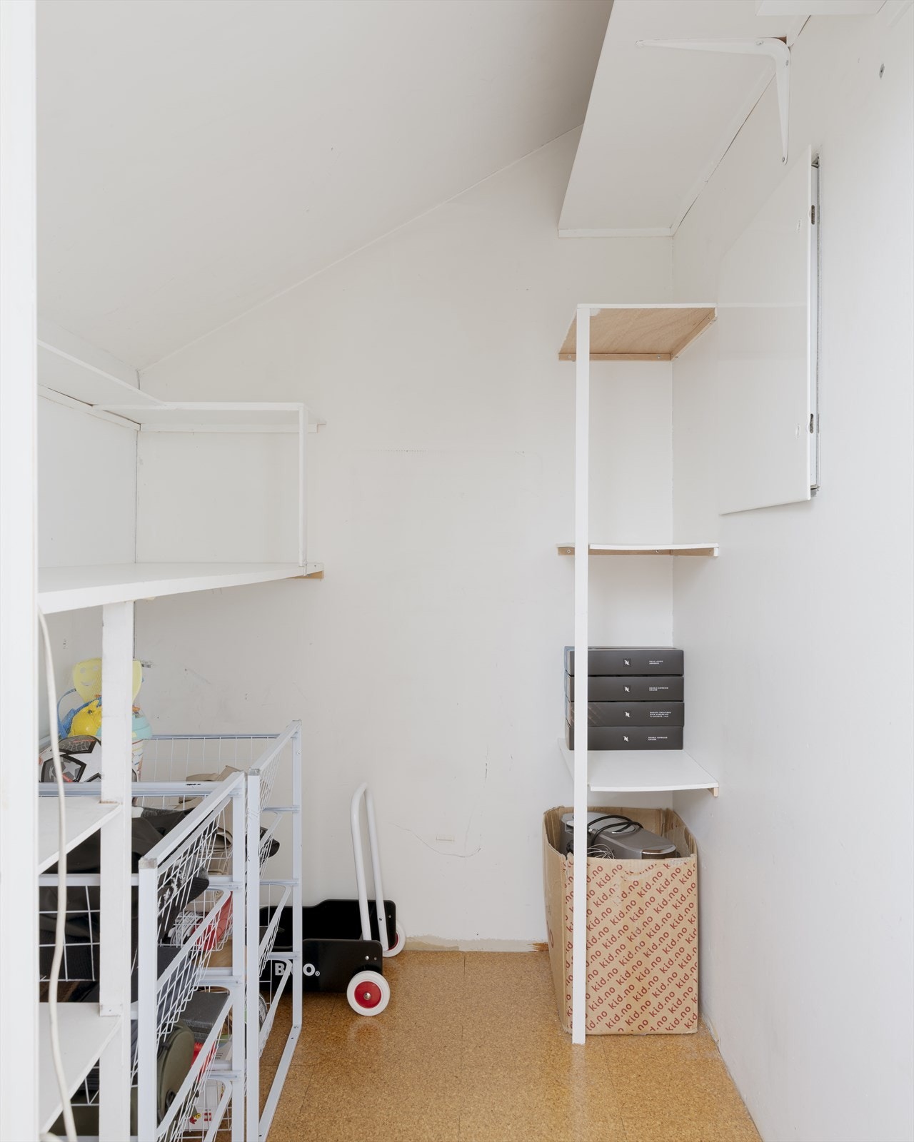 I boden har du praktisk innebygde hylleløsninger. Galleribilde