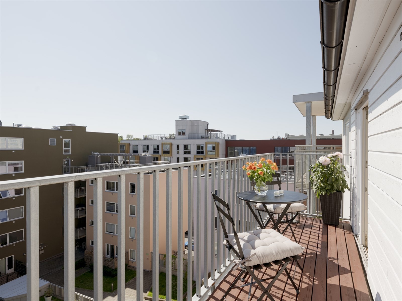 Her kan du nyte morgensolen med en god kopp kaffe og en bok før dagen starter! Galleribilde