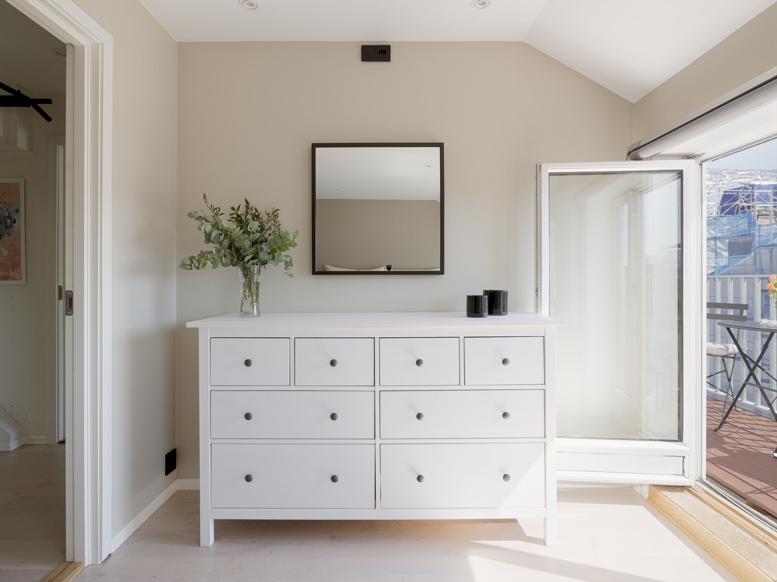 På soverommet har du god plass til dobbeltseng, nattbord og tilhørende møblement Galleribilde