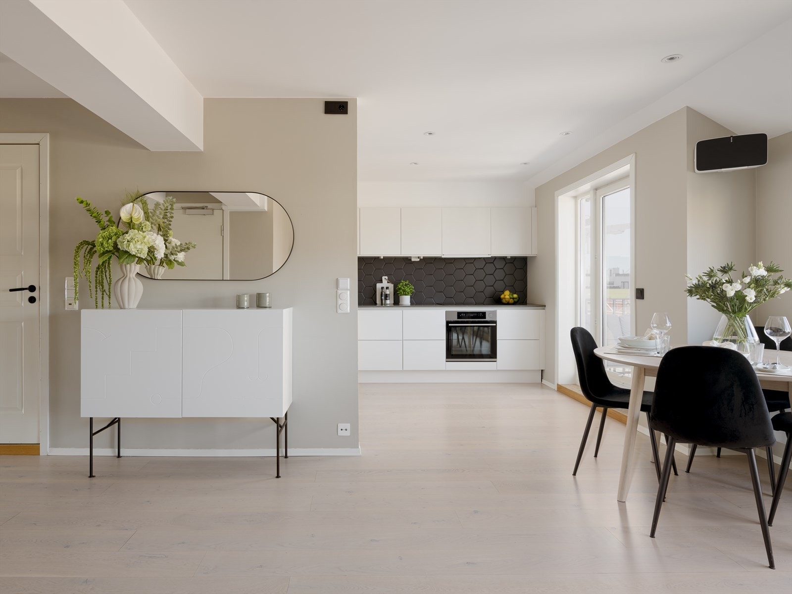 Stuen er i en åpen løsning med kjøkkenet, noe som gjør dette til et sosialt og hyggelig oppholdsrom. Galleribilde