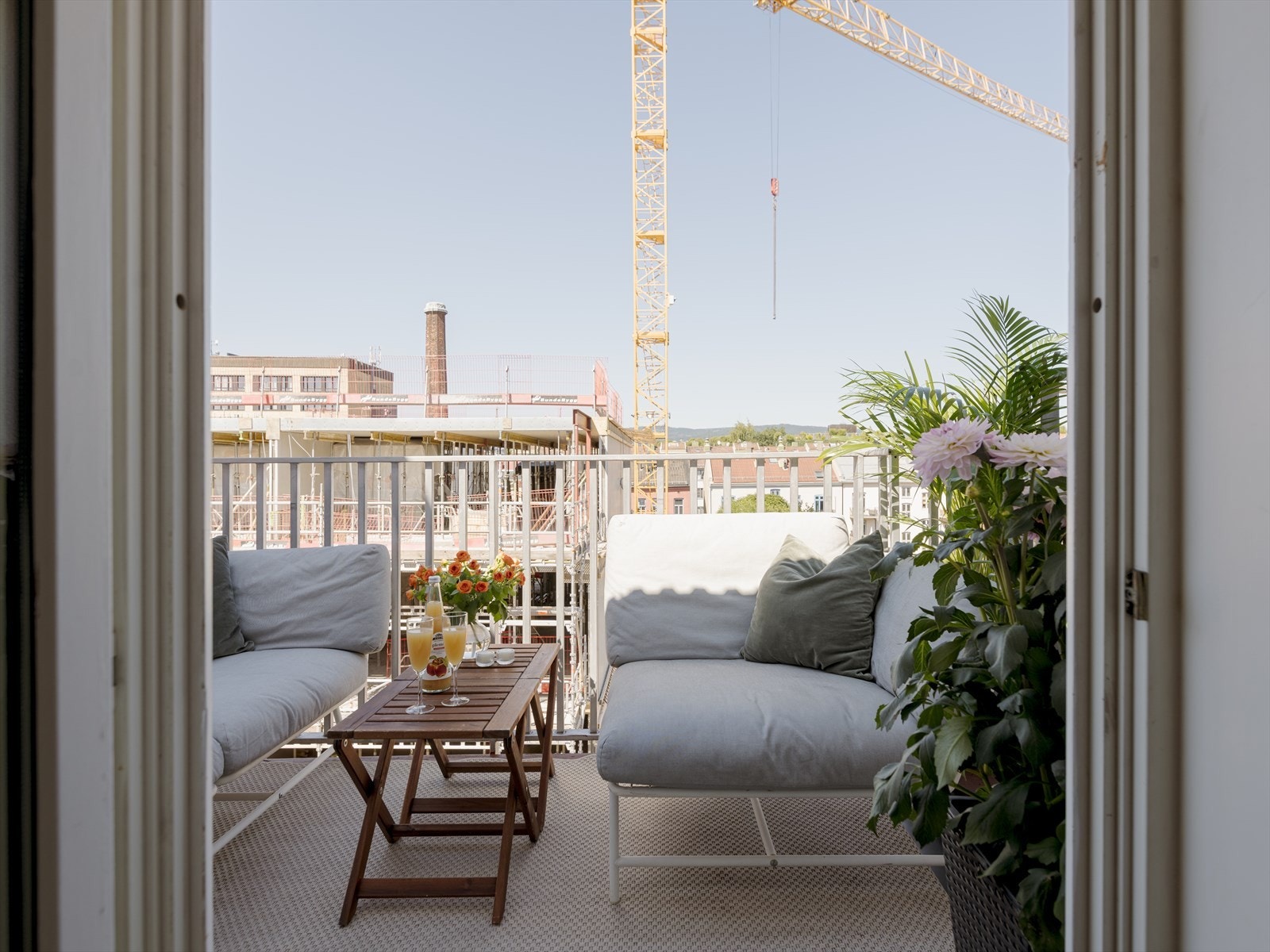 Adkomst til balkongen kan gjøres både via kjøkkenet og stuen. Her ligger alt til rette for at du kan invitere familie, venner og bekjente til hyggelige lag. Galleribilde